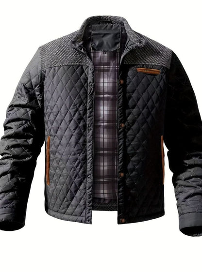 Modelo luciendo la chaqueta acolchada combinada con look smart casual