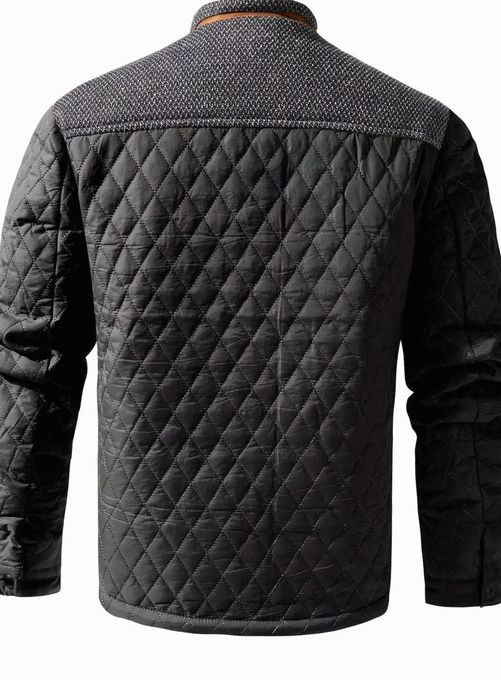 Detalle del acolchado en rombos de la chaqueta de hombre