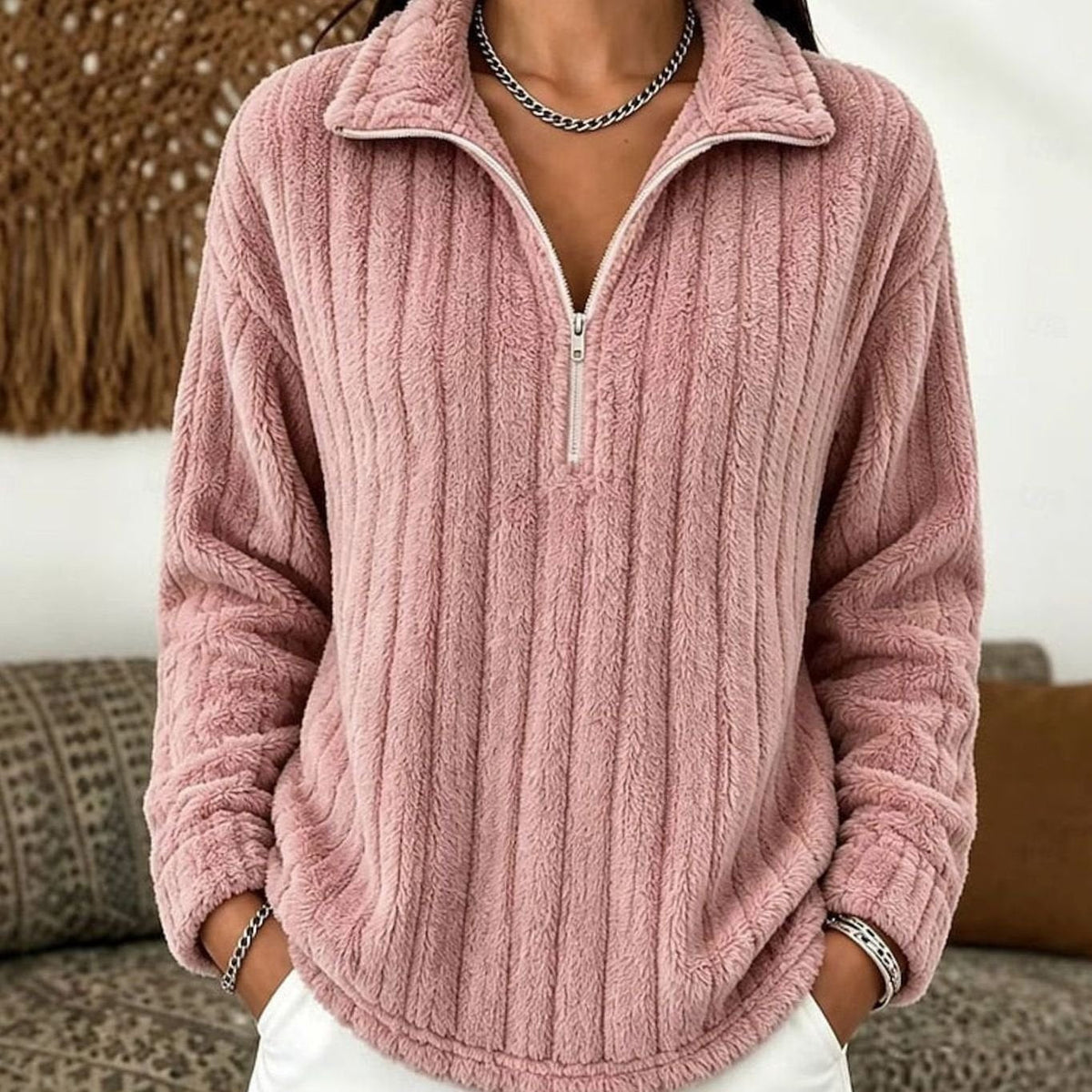 Detalle del cuello con cremallera ajustable del jersey BRIMZO