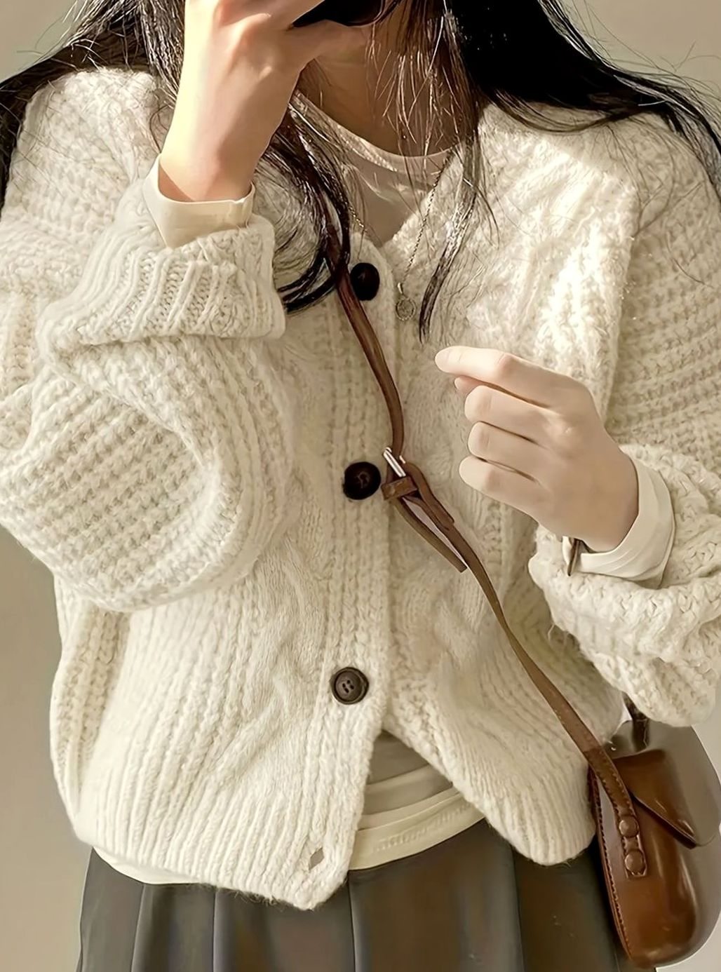 Cárdigan oversize combinado con vestido para look de invierno