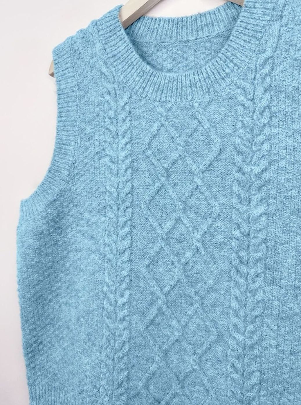 Chaleco de punto trenzado combinado con falda midi