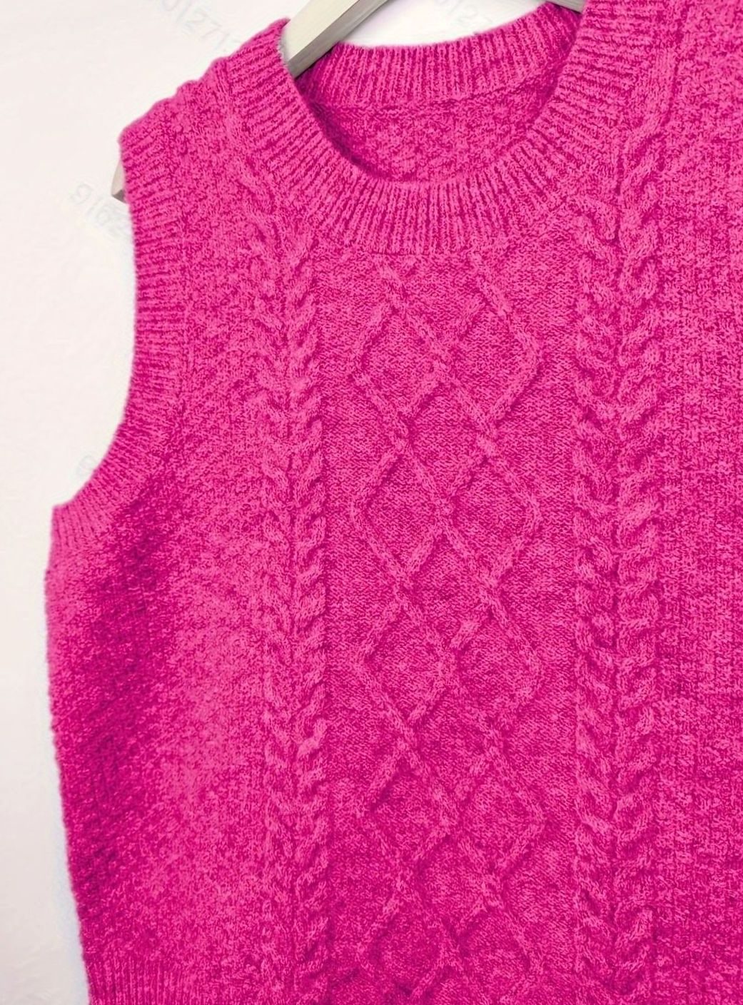 Detalle de la costura y acabado del chaleco de punto trenzado