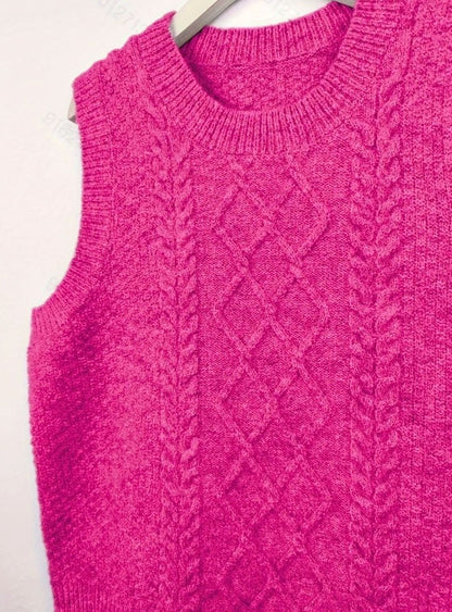 Detalle de la costura y acabado del chaleco de punto trenzado