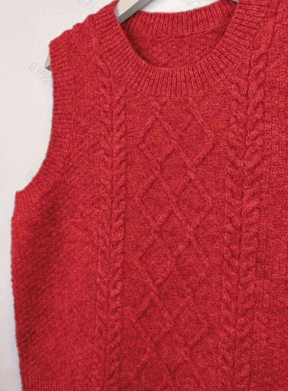 Chaleco de punto trenzado para looks de entretiempo