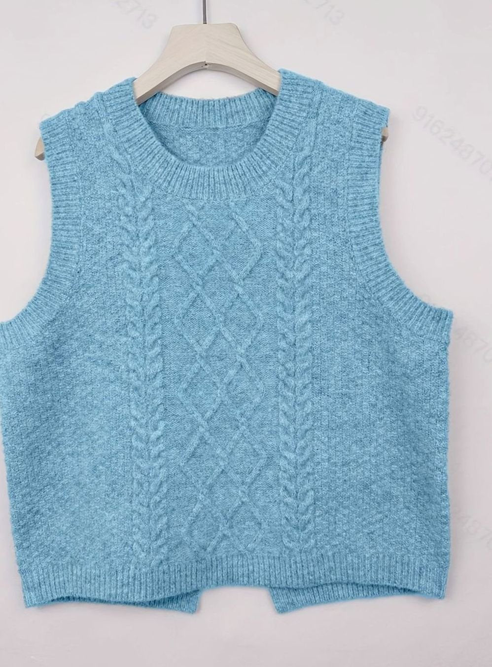 Chaleco de punto combinado con jeans para look casual
