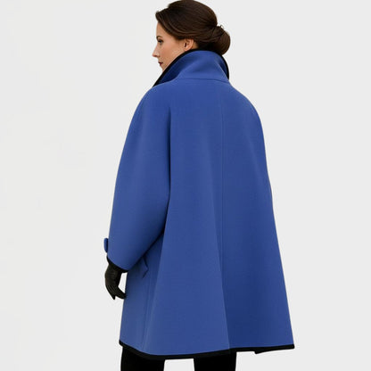 Vista trasera del abrigo BRINDOLYN con corte oversize