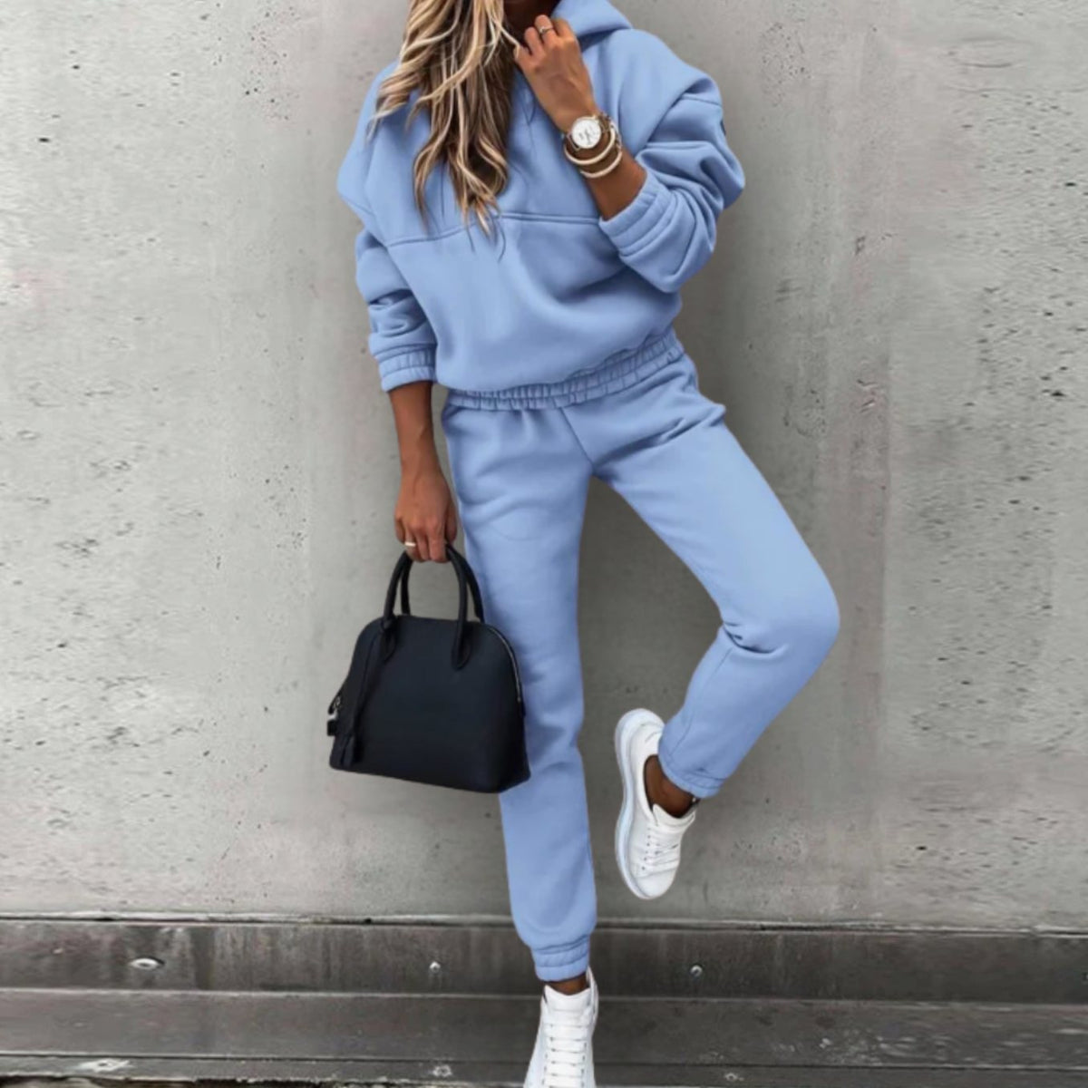 Sudadera con capucha y bolsillo canguro a juego con pantalón jogger