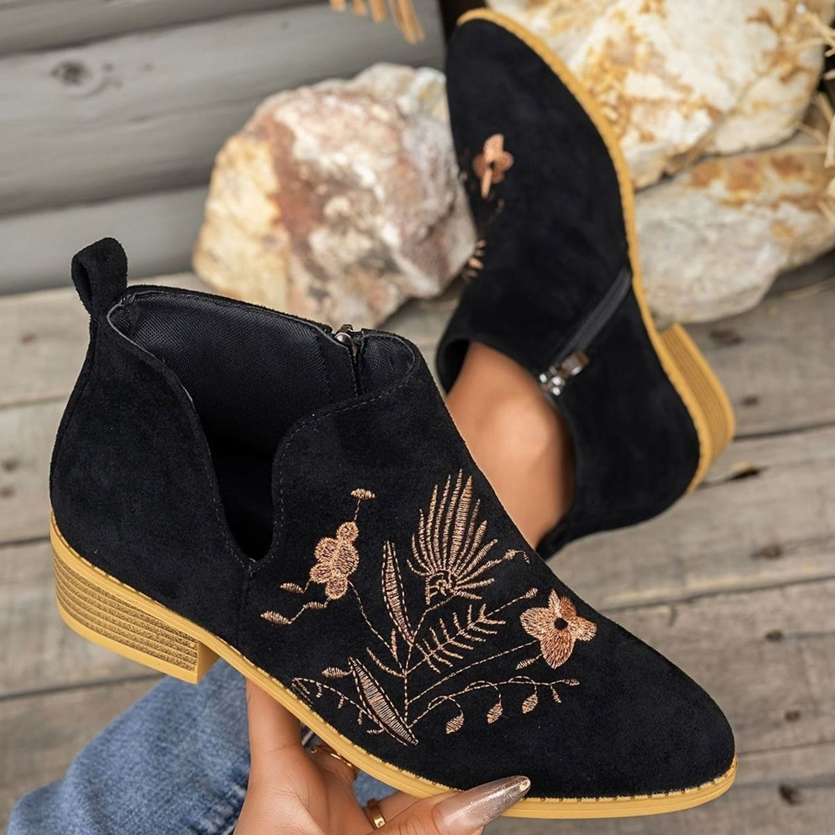 Botines BRISOLA de mujer con bordado floral y tacón bajo, vista frontal