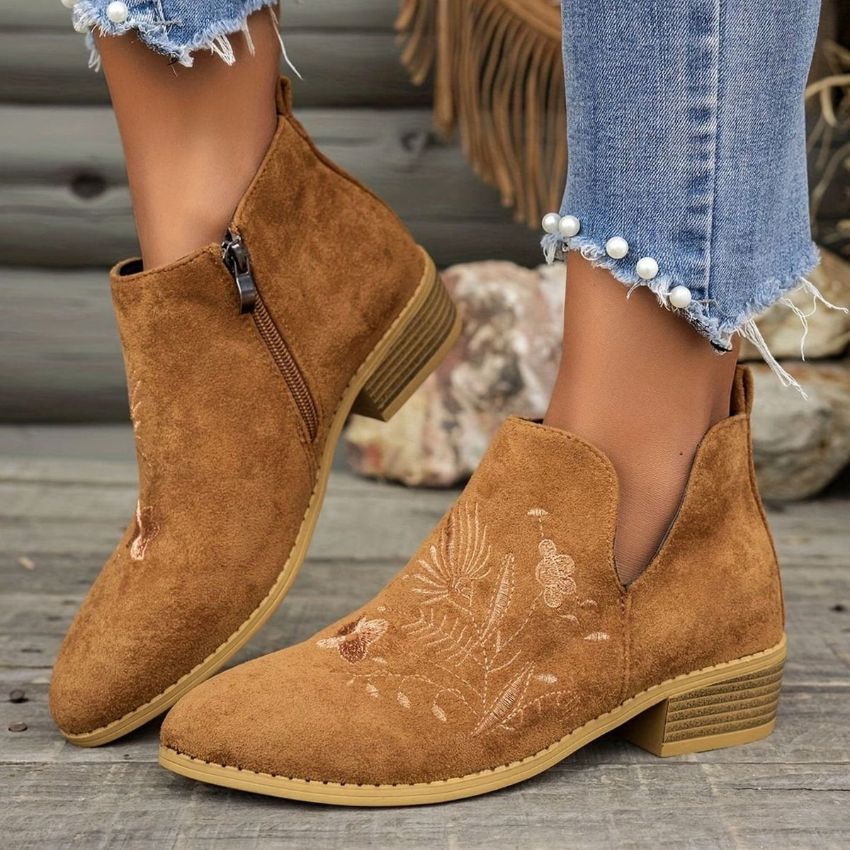 Botines BRISOLA combinados con falda midi para un look femenino