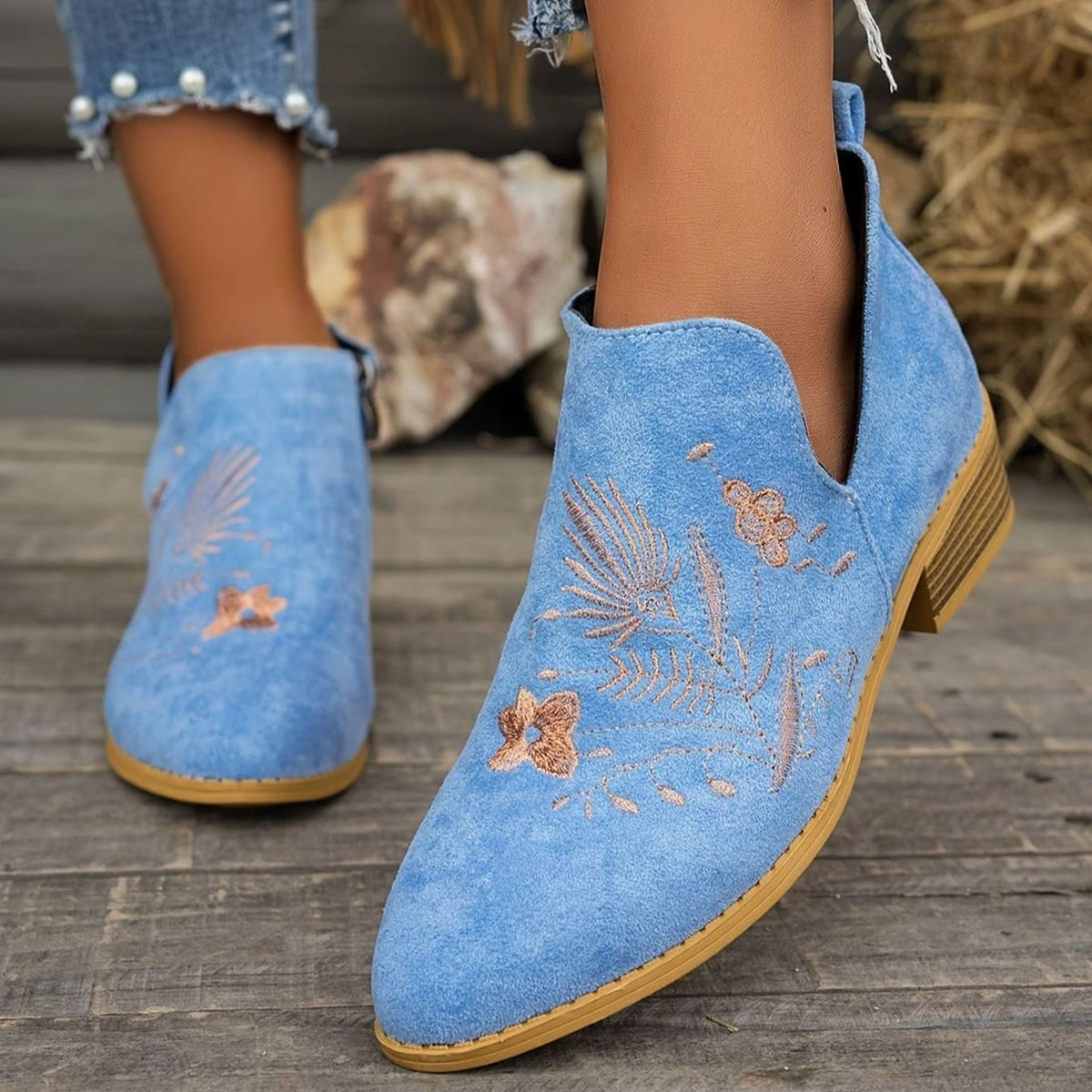 Botines BRISOLA en tono blanco con diseño bordado