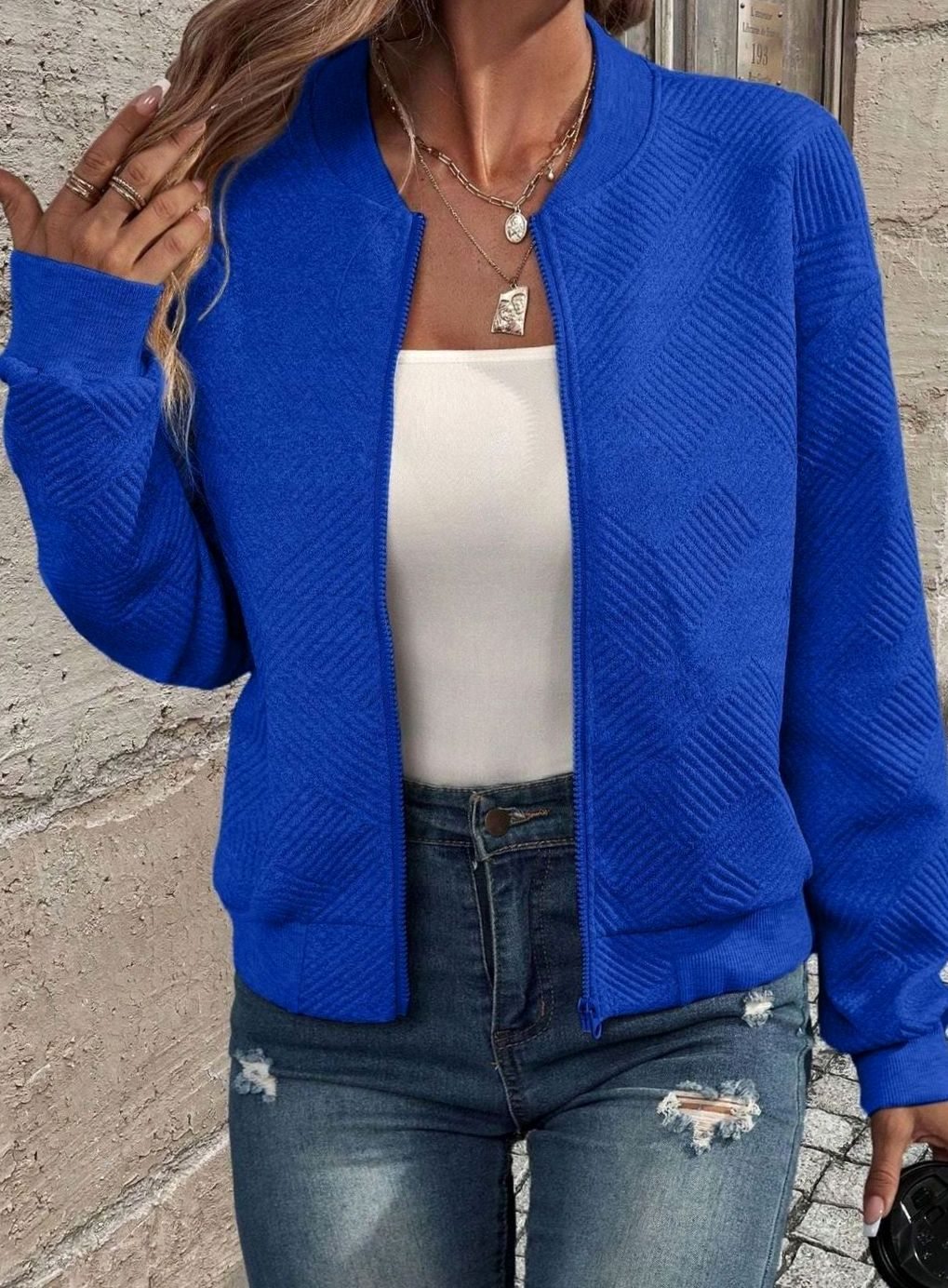 Mujer con cárdigan bomber de punto texturizado con cremallera en color liso