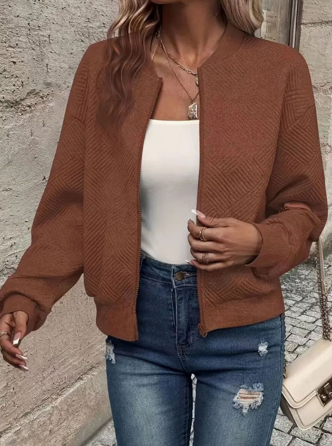 Mujer usando el cárdigan como capa ligera en un día de otoño