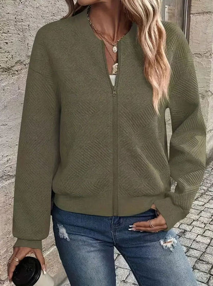 Cárdigan bomber de mujer colgado mostrando el corte y la silueta completa