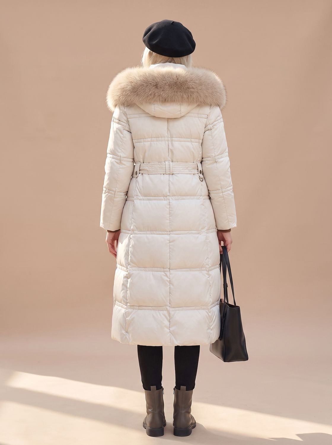 Mujer luciendo abrigo largo acolchado con capucha en look urbano de invierno