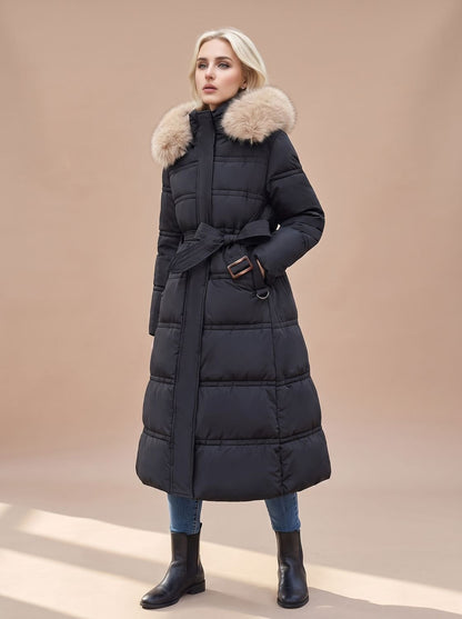 Vista lateral del abrigo largo acolchado con capucha para mujer