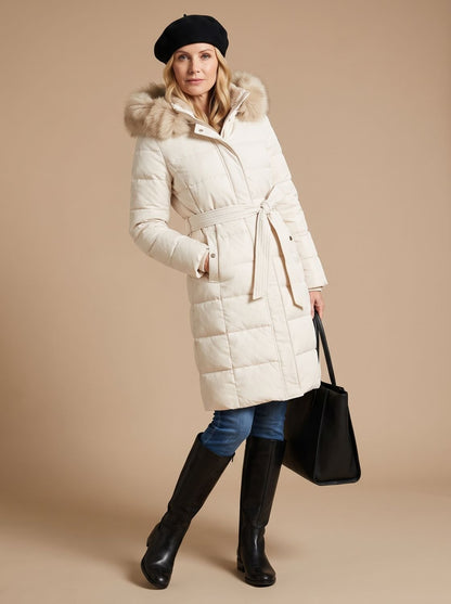 Textura acolchada del abrigo largo de invierno para mujer