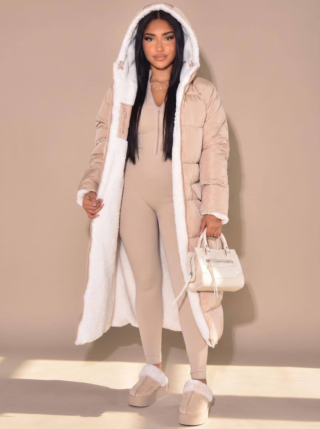 Mujer luciendo el abrigo reversible BRIVENNA en look urbano de invierno