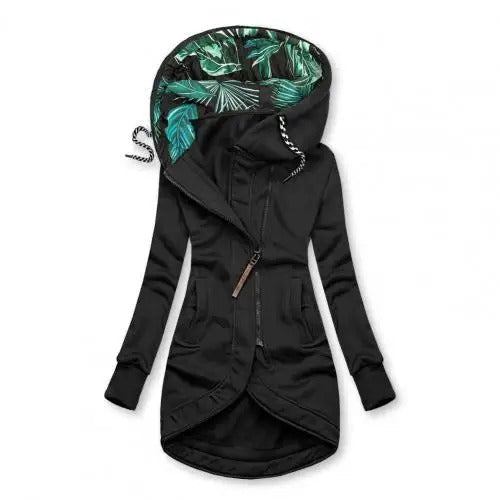 Detalle de la capucha ajustable del abrigo BRIVONNA para mujer