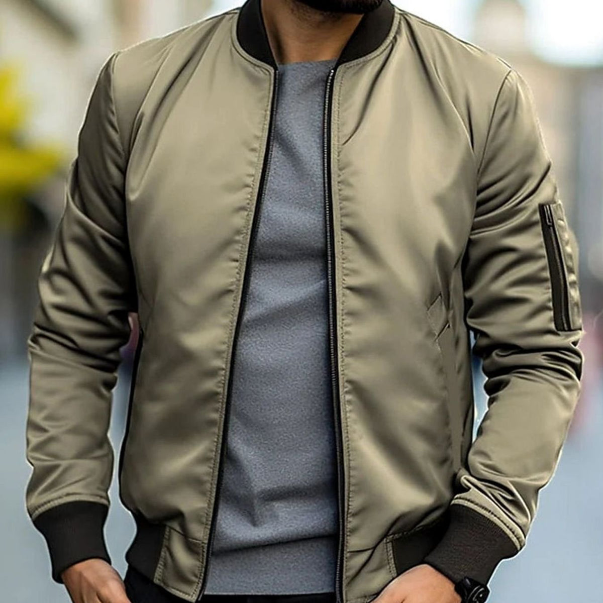 Hombre con cazadora bomber BRIXOR combinada con jeans