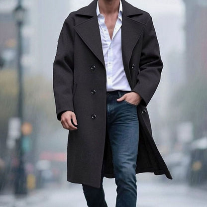 Abrigo cruzado BRODERICK combinado con vaqueros para look casual