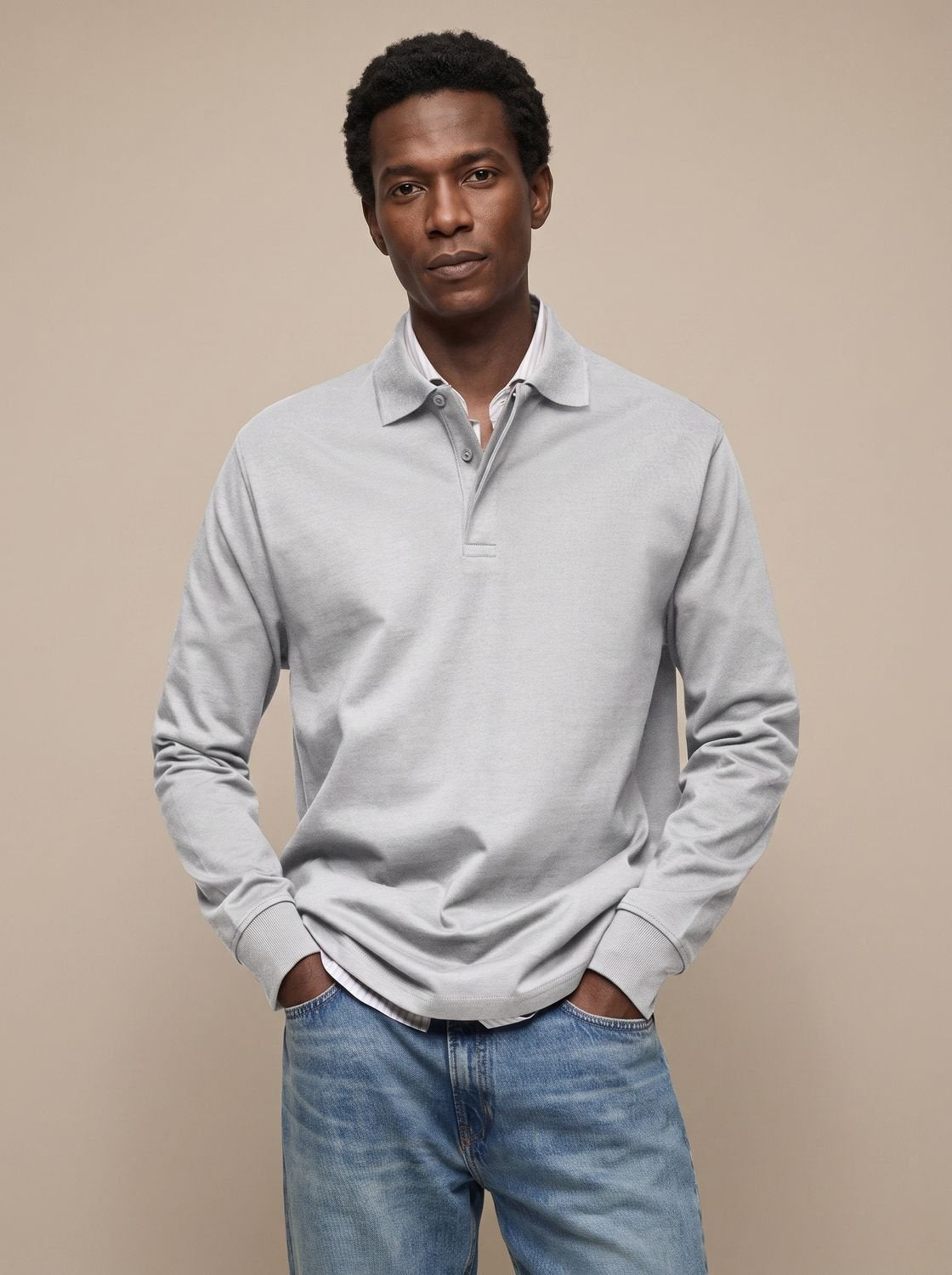 Hombre con polo BROGEN de manga larga de algodón en look casual