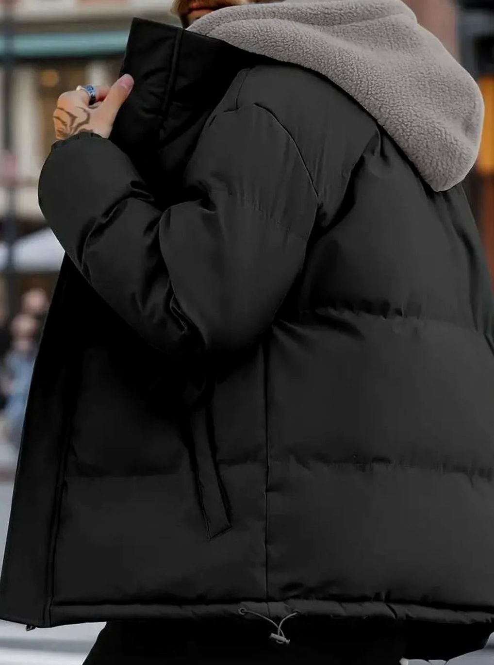 Detalle de la capucha con forro sherpa de la chaqueta acolchada BRONTEK para hombre