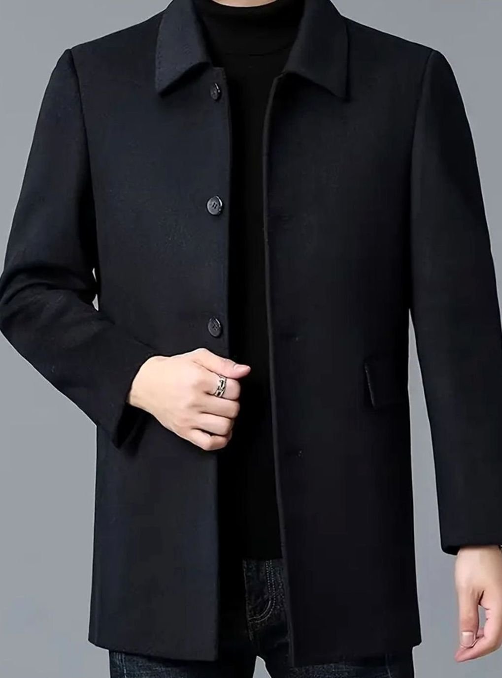 Detalle del cuello solapa y botones del abrigo BROSTWICK para hombre