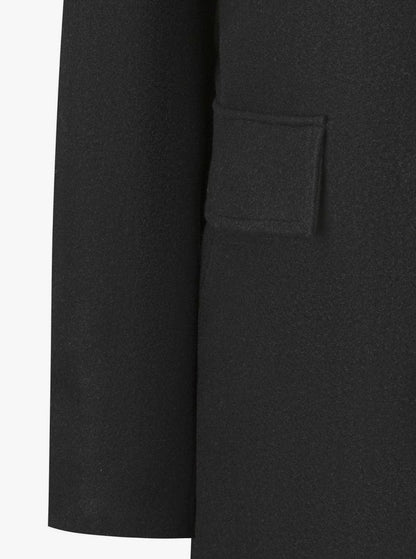 Bolsillo lateral con solapa del abrigo BROSTWICK, diseño funcional y elegante