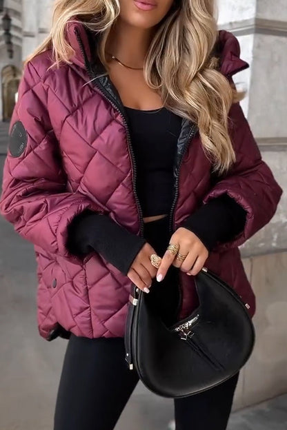Chaqueta acolchada con capucha BRUMAYA en color vino, vista frontal