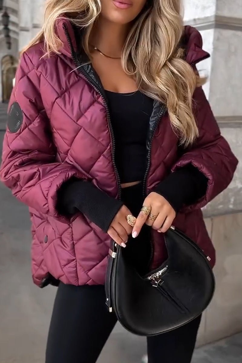 Detalle de la capucha y el cuello de la chaqueta BRUMAYA
