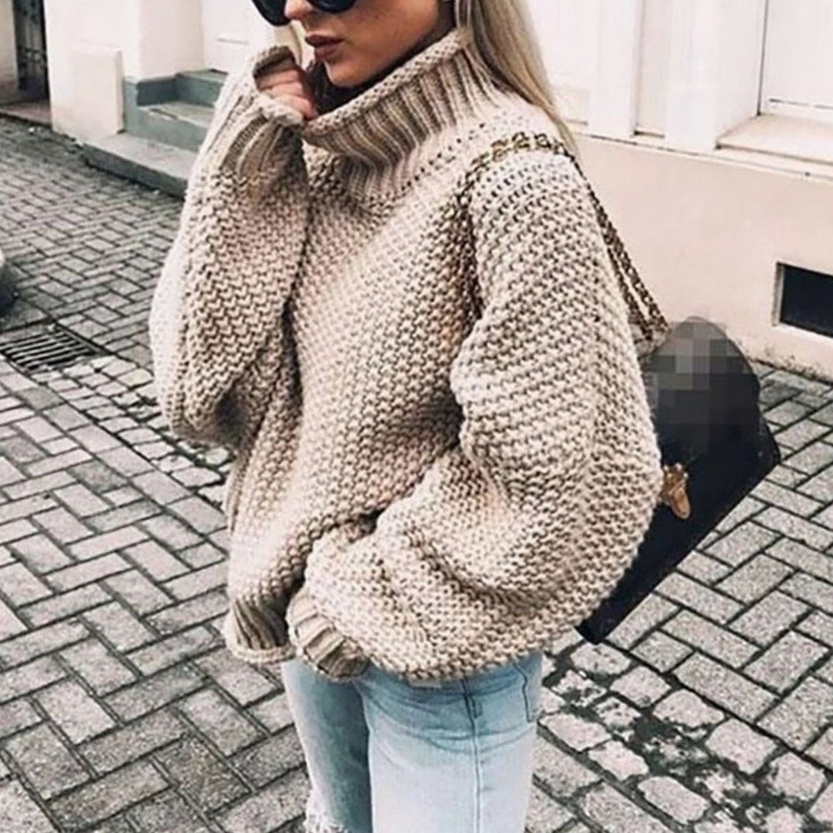 Mujer con jersey oversize de punto grueso y cuello alto en look de invierno