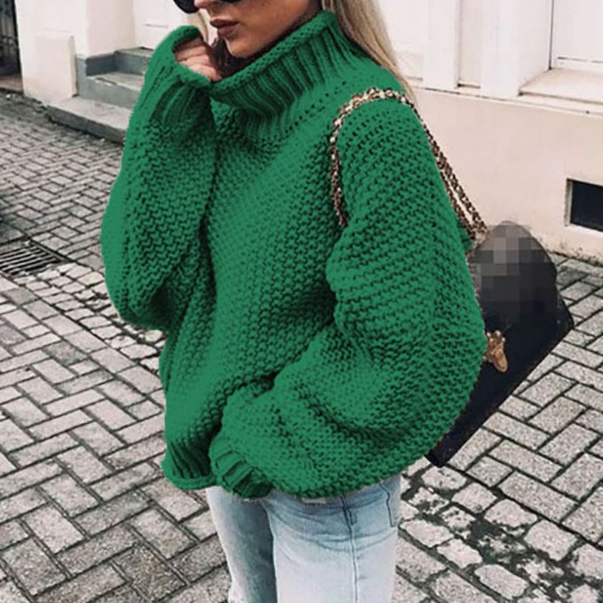 Cuello alto doblado del jersey de punto grueso mostrando su versatilidad