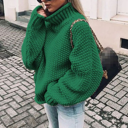 Cuello alto doblado del jersey de punto grueso mostrando su versatilidad