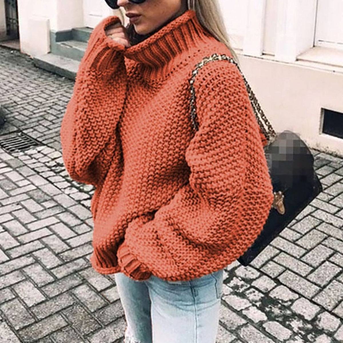 Jersey de punto grueso combinado con leggings para un look cómodo