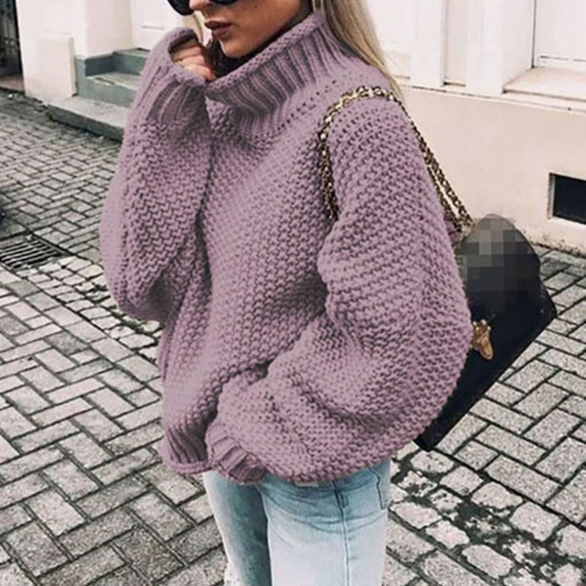 Detalle de las mangas y silueta holgada del jersey oversize