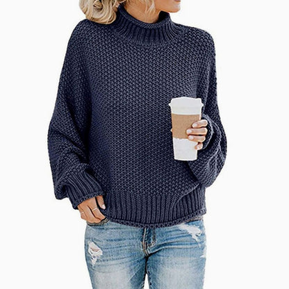 Vista lateral del jersey oversize de cuello alto de mujer