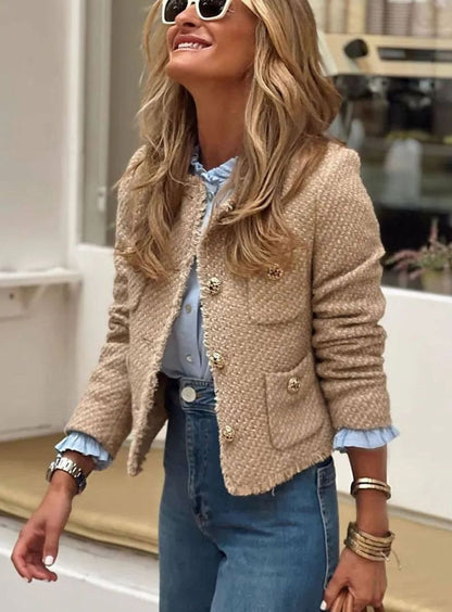 Americana corta de tweed con botonadura dorada para mujer, vista frontal
