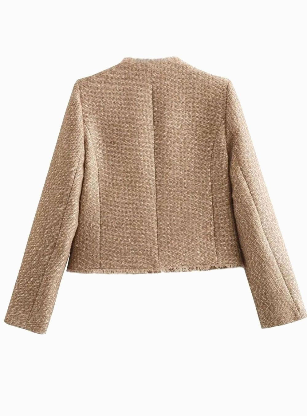 Vista lateral de la chaqueta de tweed con cuello redondeado