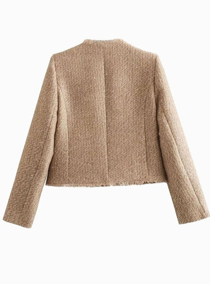 Vista lateral de la chaqueta de tweed con cuello redondeado