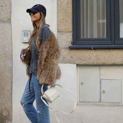 Mujer luciendo el abrigo Catalina de piel sintética en un look casual