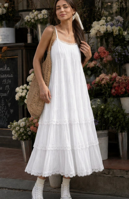 Vestido midi de algodón blanco con tirantes finos y encaje escalonado, estilo bohemio