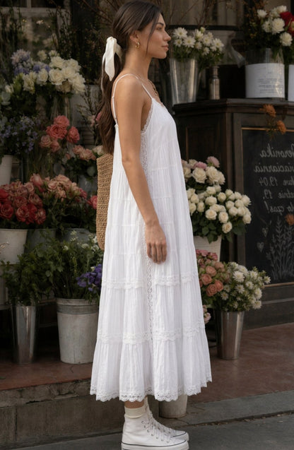 Detalle del encaje escalonado en el vestido midi bohemio de algodón