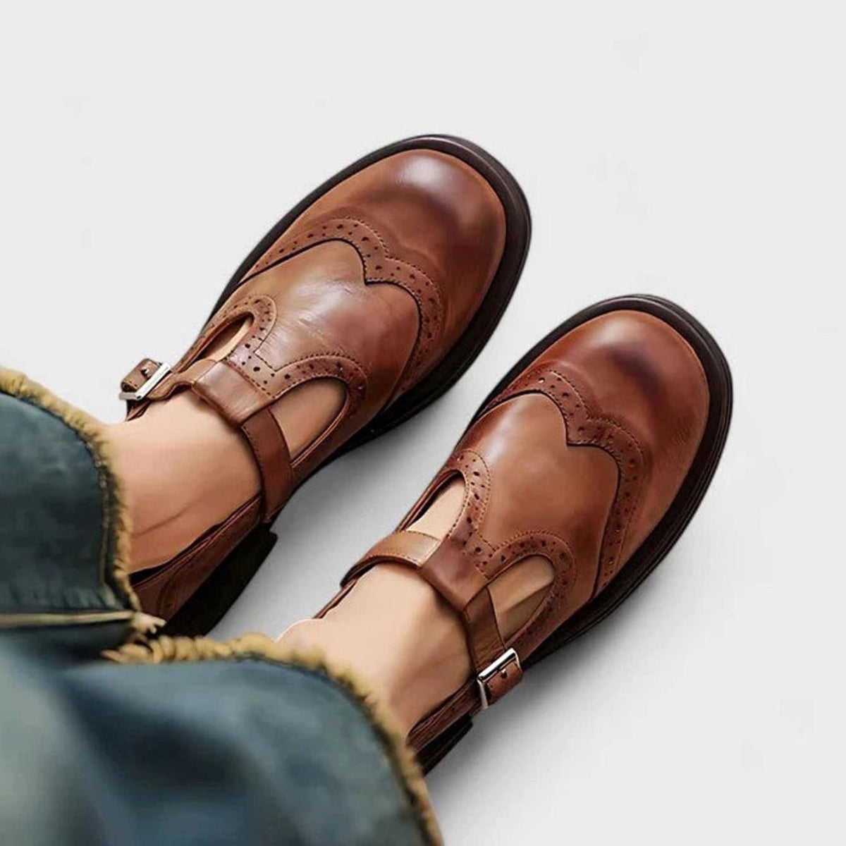 Botines de piel brogue con tira en T para mujer, vista lateral