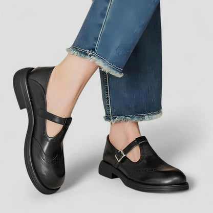Detalle del estampado wingtip perforado en botines clásicos de piel