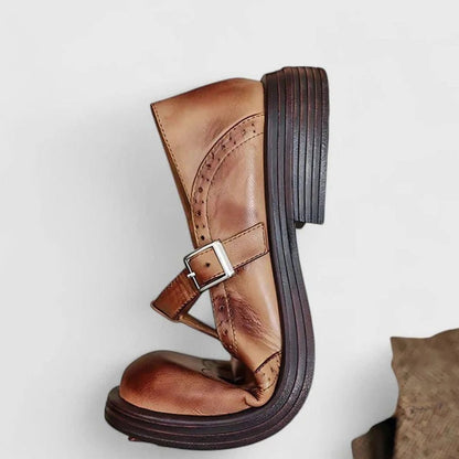 Botines clásicos de mujer combinados con vaqueros anchos