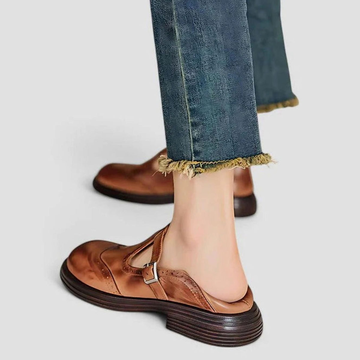Vista frontal de botines brogue con puntera redonda