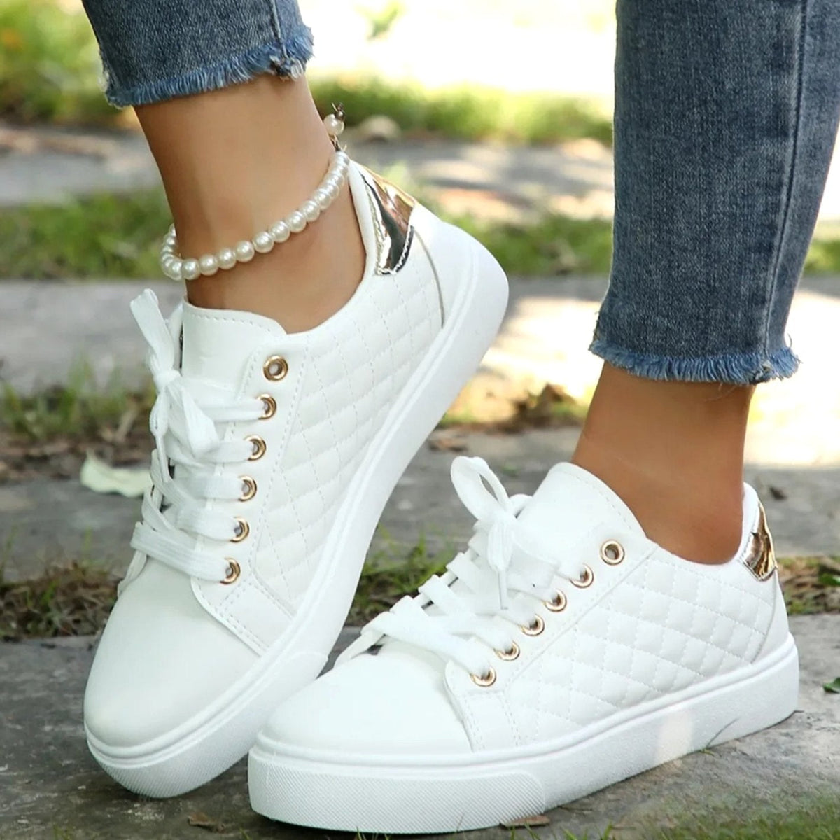 Detalle de ojales metálicos dorados en zapatillas de plataforma CLOE