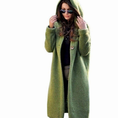 Mujer con cárdigan largo de punto con capucha en look casual de invierno