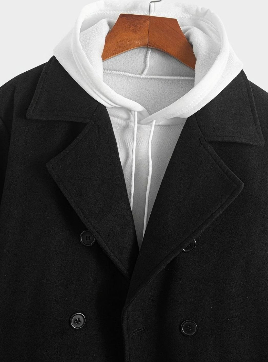 Abrigo cruzado CORVENT combinado con jersey de cuello alto para look casual