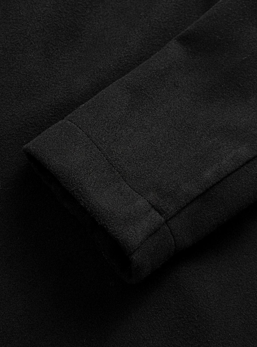 Detalle del tejido de lana del abrigo entallado CORVENT en negro
